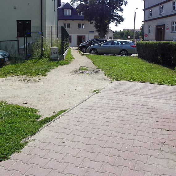 Czy miasta nie sta� na par� metr�w chodnika?
