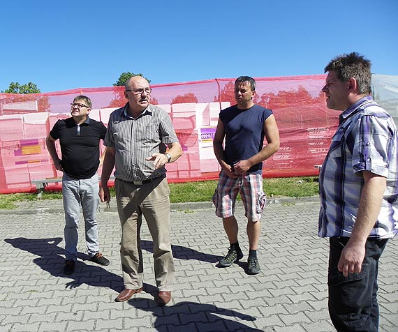 Prace termoizolacyjne budynk�w szk� i przedszkola w �wierznie dobiegaj� ko�ca