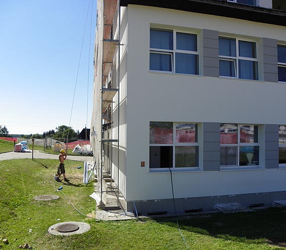 Prace termoizolacyjne budynk�w szk� i przedszkola w �wierznie dobiegaj� ko�ca
