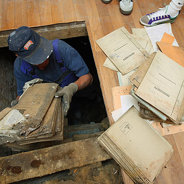 Setki akt znaleziono w opuszczonym mieszkaniu