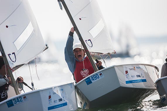 Dzie� pi�ty czyli optimistowy dru�ynowy „match racing”