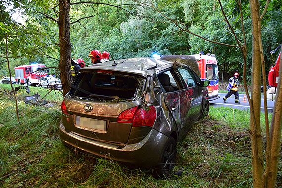 Kia dachowa�a w okolicach Dargob�dza! Kierowca z urazem g�owy trafi� do karetki