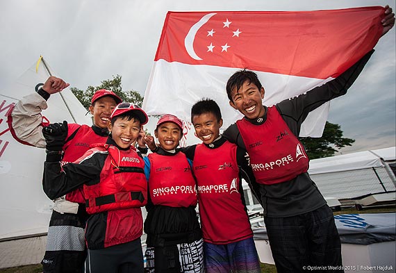 SINGAPUR dru�ynowym Mistrzem �wiata Optimist 2015!