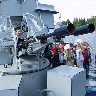 Dzieci powodzian zwiedza�y okr�ty wojenne