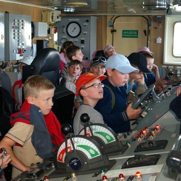 Dzieci powodzian zwiedza�y okr�ty wojenne