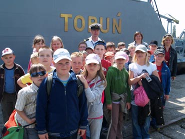 Dzieci powodzian zwiedza�y okr�ty wojenne