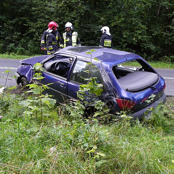Bardzo gro�ne zdarzenie na drodze 102. Fiesta wjecha�a do rowu na wysoko�ci �wi�tou�cia!