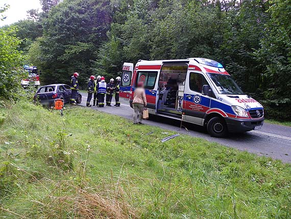 Bardzo gro�ne zdarzenie na drodze 102. Fiesta wjecha�a do rowu na wysoko�ci �wi�tou�cia!
