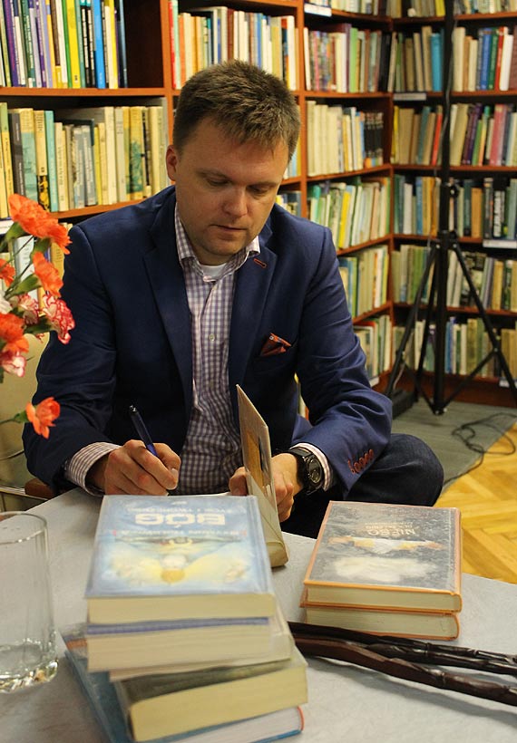 Z�o dobrem zwyci�aj – Spotkanie autorskie z Szymonem Ho�owni�