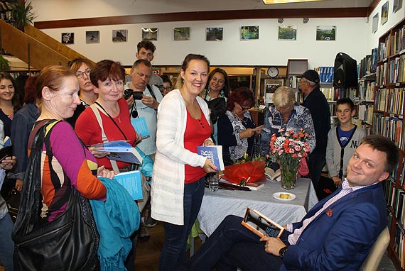 Z�o dobrem zwyci�aj – Spotkanie autorskie z Szymonem Ho�owni�