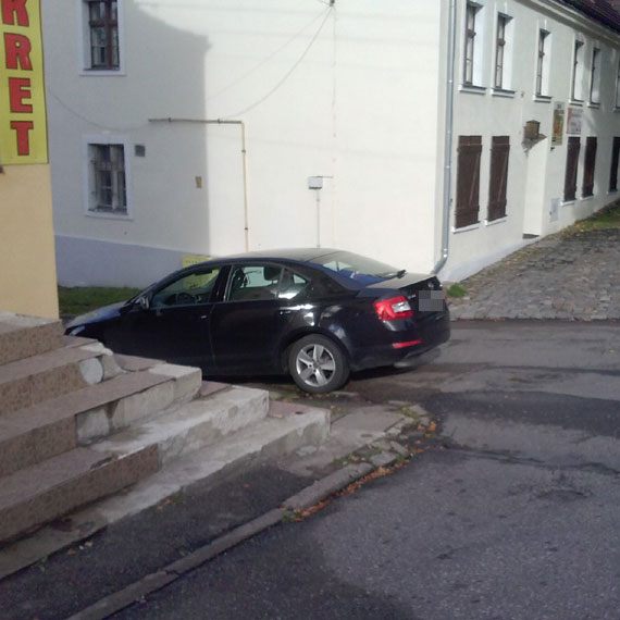 Mistrz parkowania zatarasowa� przejazd w Kamieniu Pomorskim