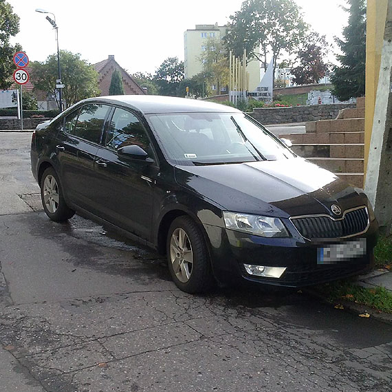 Mistrz parkowania zatarasowa� przejazd w Kamieniu Pomorskim