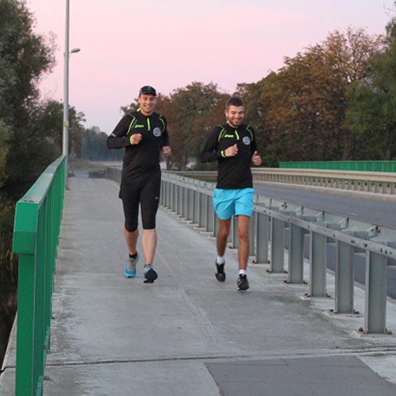 W pi�tek biegacze z Kamienia pokonali wsp�lnie dystans 10 km