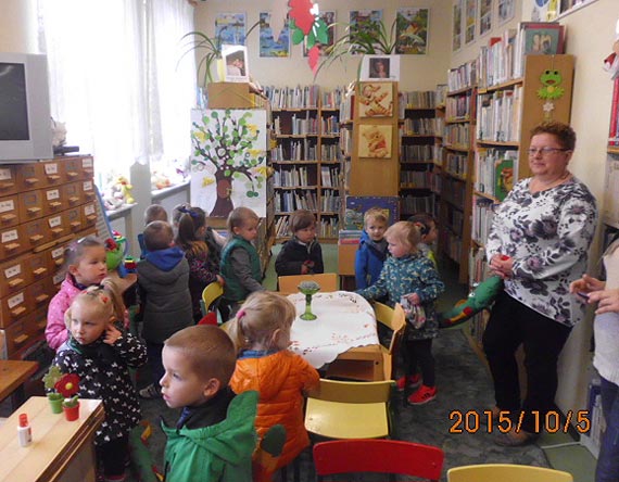 U�miechni�te smerfy odwiedzi�y bibliotek� w Dziwnowie
