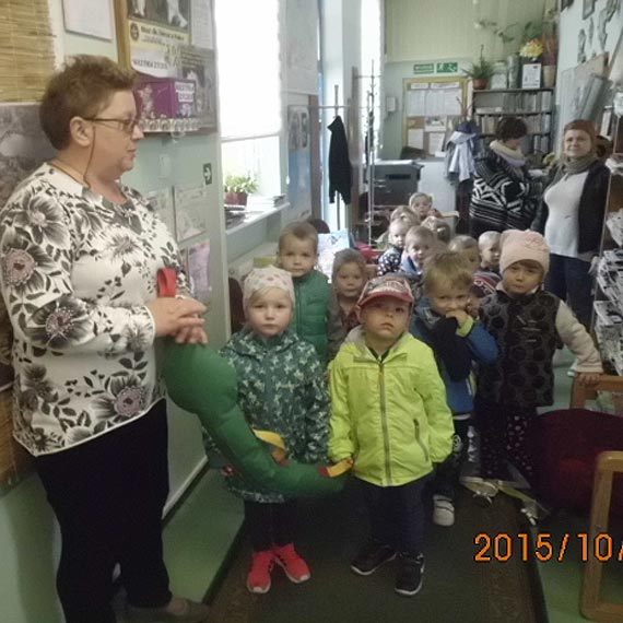 U�miechni�te smerfy odwiedzi�y bibliotek� w Dziwnowie
