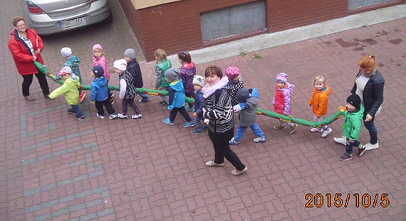 U�miechni�te smerfy odwiedzi�y bibliotek� w Dziwnowie