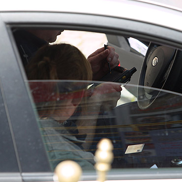 �ona przeparkowa�a auto, a m�� zg�osi� kradzie�