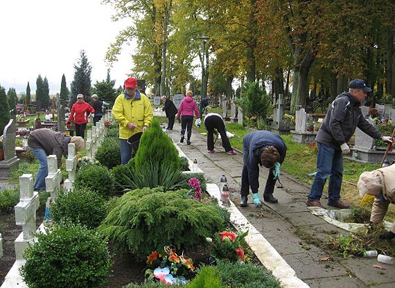 Sprztanie onierskich grobw na Cmentarzu Komunalnym 21.10.2015