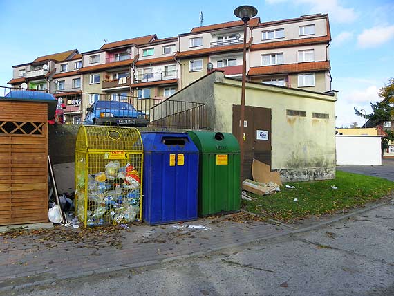 Na ulicy Szczeciskiej w Kamieniu Pomorskim odpadki „wykipiay” z pojemnikw