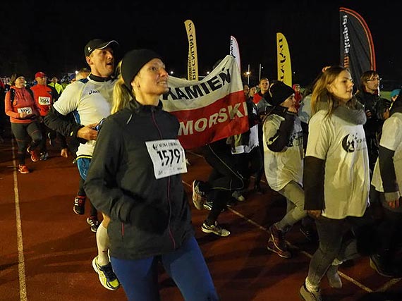 �wietna zabawa na Nocnej �ciemie biegaczy z Kamienia Pomorskiego