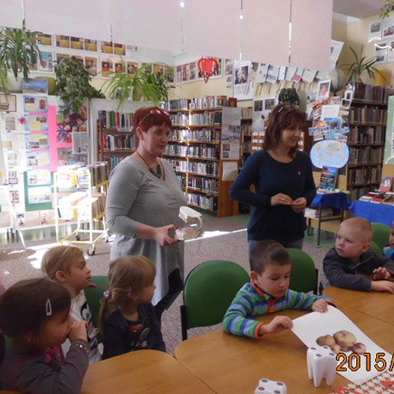 Gumisie z wizyt� w bibliotece w Dziwnowie