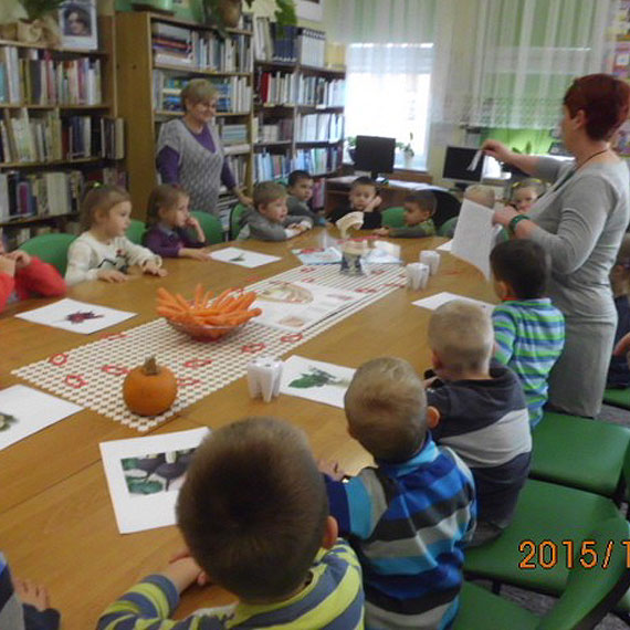 Gumisie z wizyt� w bibliotece w Dziwnowie