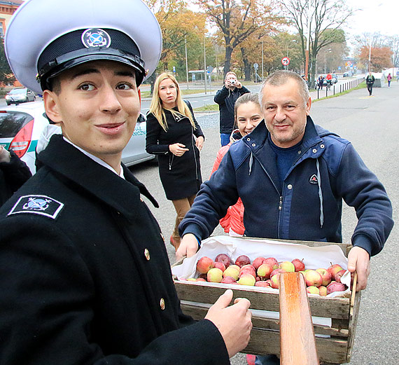 Pan Andrzej przekaza� polskie jab�ka Rosyjskiej za�odze STS Kruzenshtern: Prezydencie Putin, smacznego! Zobacz film!