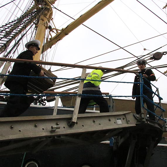 Pan Andrzej przekaza� polskie jab�ka Rosyjskiej za�odze STS Kruzenshtern: Prezydencie Putin, smacznego! Zobacz film!