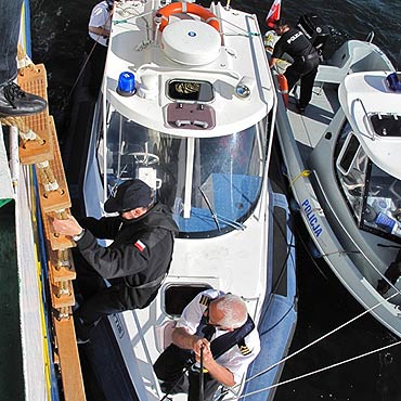 Terrory�ci grozili wysadzeniem statku. GROM �wiczy� na redzie portu w �winouj�ciu