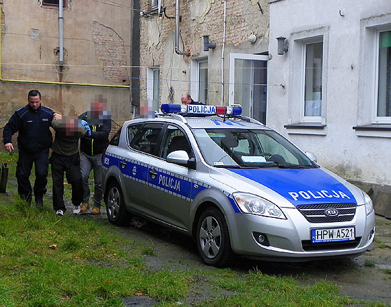 M�czy�ni zabarykadowali si� w mieszkaniu przy ulicy Dziwnowskiej! Okaza�o si�, �e mieli sporo na sumieniu...