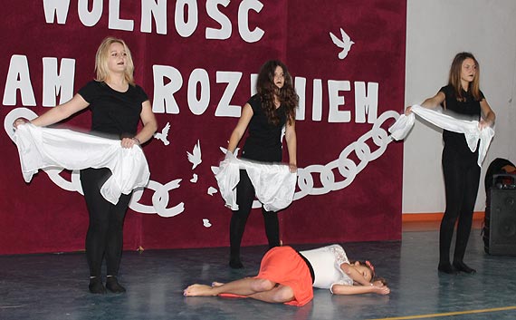 Gala upami�tniaj�ca odzyskanie niepodleg�o�ci w Gimnazjum w �wierznie