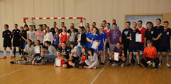 Uczniowie Zespo�u Szk� Ponadgimnazjalnych w Wolinie wygrywaj� Mistrzostwa Powiatu Kamie�skiego w Pi�ce No�nej Halowej