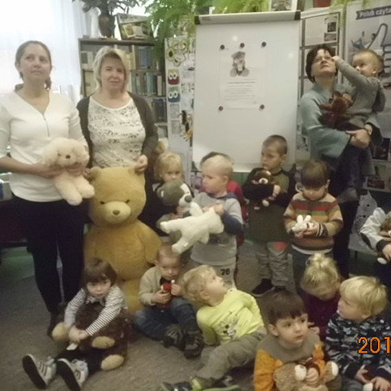 Światowy Dzień Pluszowego Misia w bibliotece w Dziwnowie