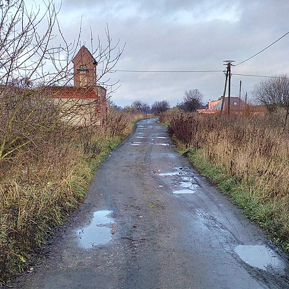 Boczne drogi?- nie dla mieszkańców. Muszą chodzić w ciemności, po krzakach, omijając bagno...