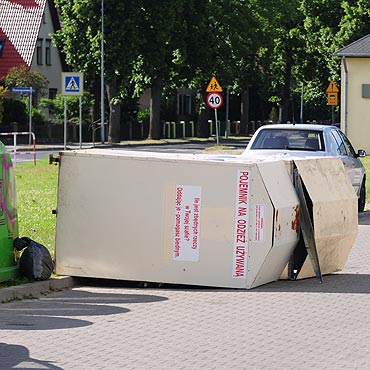 Kamie� Pomorski: Wandale przewracaj� pojemniki