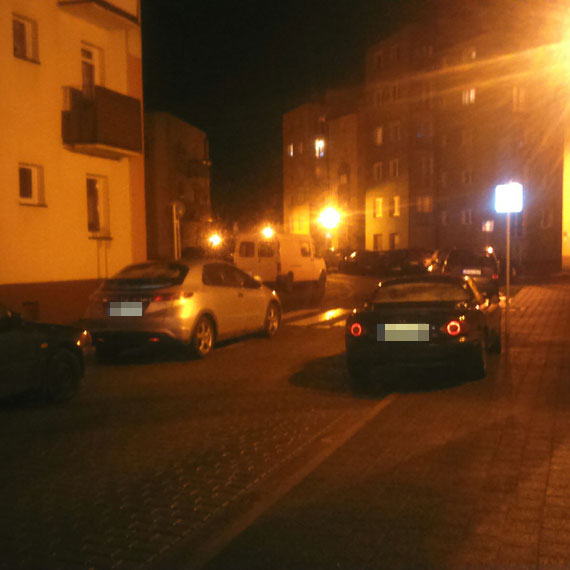 Uci��liwy kierowca, policja nie reaguje - mistrz parkuje po swojemu