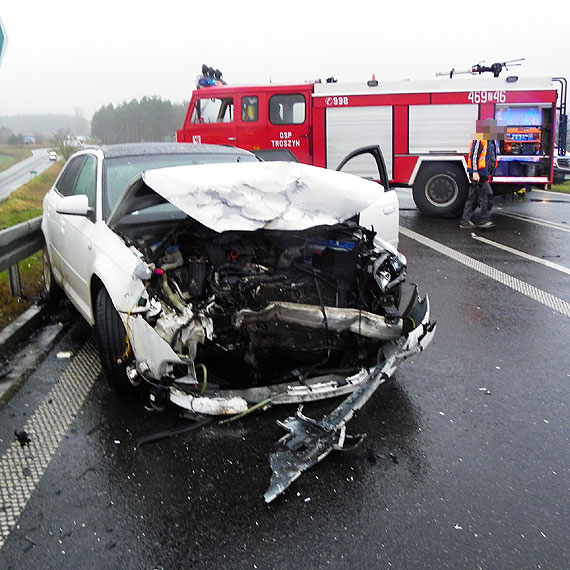 Grony wypadek na sto sidemce. Czoowo zderzyy si dwa samochody osobowe. Trzy osoby ranne