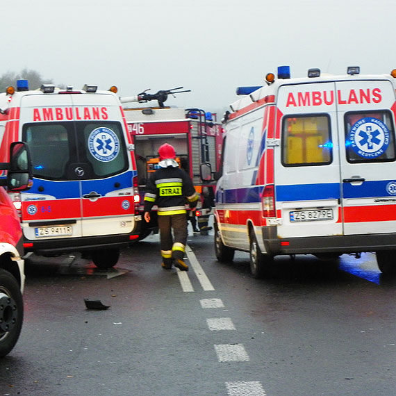 Grony wypadek na sto sidemce. Czoowo zderzyy si dwa samochody osobowe. Trzy osoby ranne