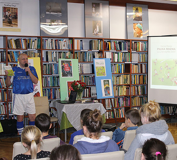 Futbolowo i detektywistycznie w bibliotece – spotkania autorskie z Dariuszem Rekoszem
