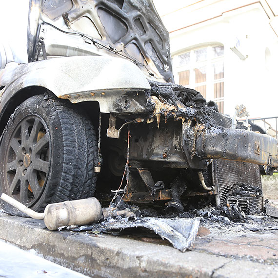 �winouj�cie: Nocny po�ar forda na kamie�skich blachach. Spraw� bada policja