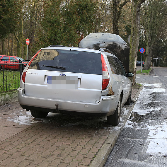 �winouj�cie: Nocny po�ar forda na kamie�skich blachach. Spraw� bada policja