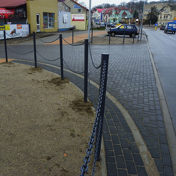 Pierwsze naprawy na przebudowanej ulicy Mieszka I w Kamieniu Pomorskim