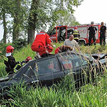 Strze�ewo: Kierowca straci� panowanie nad kierownic� i uderzy� w drzewo