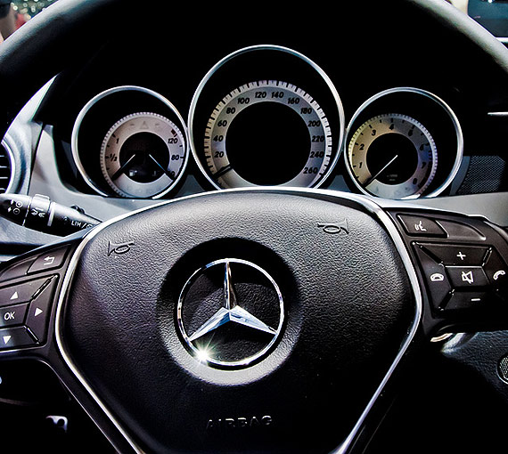 Kto ukrad w Wisece mercedesa? Policja poszukuje skradzionego samochodu