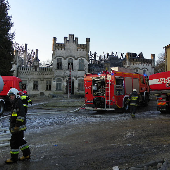 Doszczętnie spłonął XIX wieczny dworek w Miłachowie. Tuż po przyjeździe strażaków runął dach. 17 zastępów w akcji