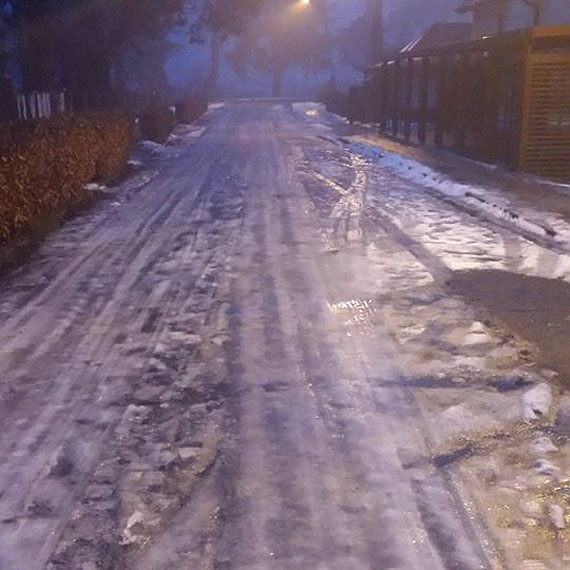 lizgawica w Wisece. Dzieci idce do szkoy przewracaj si na oblodzonych chodnikach!