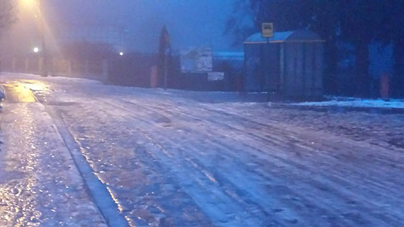 lizgawica w Wisece. Dzieci idce do szkoy przewracaj si na oblodzonych chodnikach!