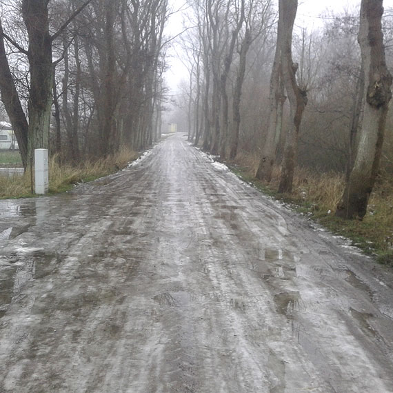 W Łownie dzieci mają trudną drogę do szkoły. Zamiast niej lodowisko!