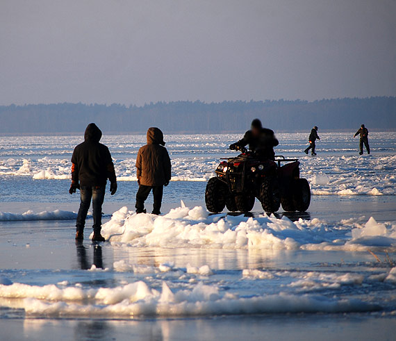 Odwaga czy gupota? Podczas mrozw, jezioro Wicko zmienio si w odcinek specjalny!