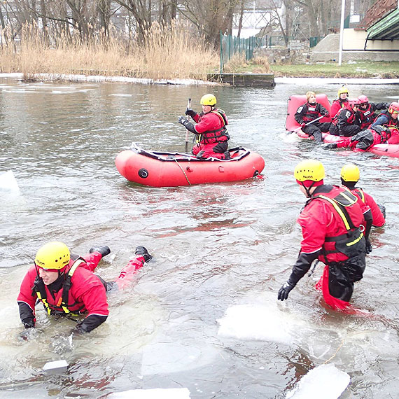 Ratownicy brali udzia� w �wiczeniach z zakresu ratownictwa lodowego